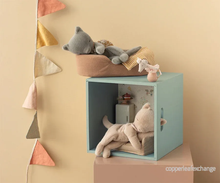Maileg – Katt i plysch i färg cream peach, beige kattunge med halsband, sleeping kitten storlek small - Bild 2