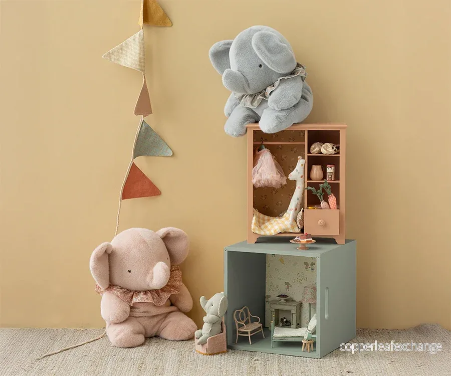 Maileg – Elefant i plysch, storlek stor och färg powder / rosa med blommig krage - Bild 2