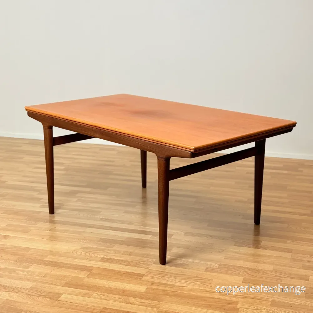 Dansk rektangulärt matbord i teak av Johannes Andersen för Uldum möbelfabrik