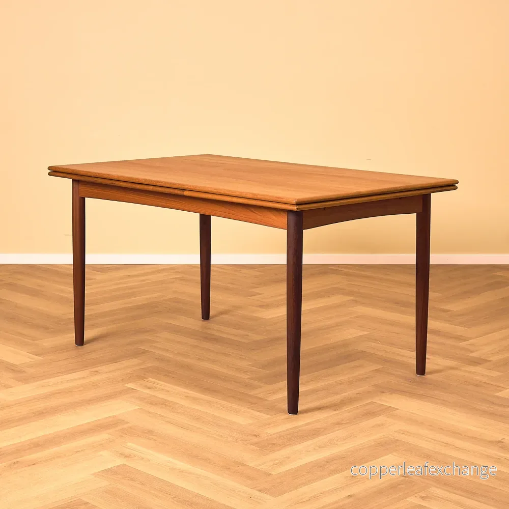 Danskt rektangulärt matbord i teak och valnöt från N&R Møbler