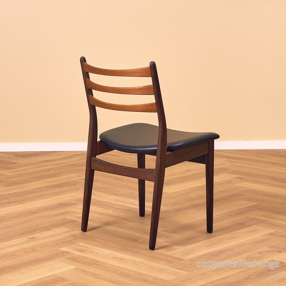 Danskt set med 4 matstolar i teak och valnöt - Bild 3