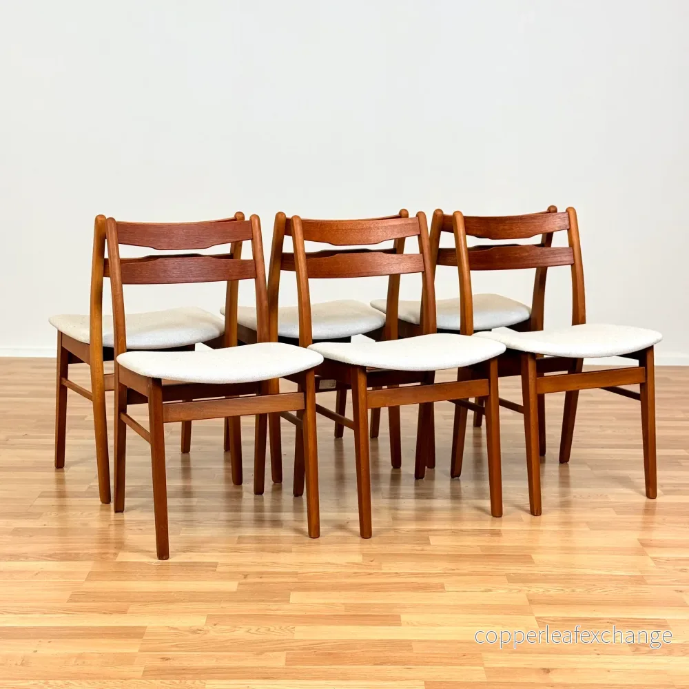 Danskt set med 6 matstolar i teak och bok från Findahl Danskt set med 6 matstolar i teak och bok från Findahl