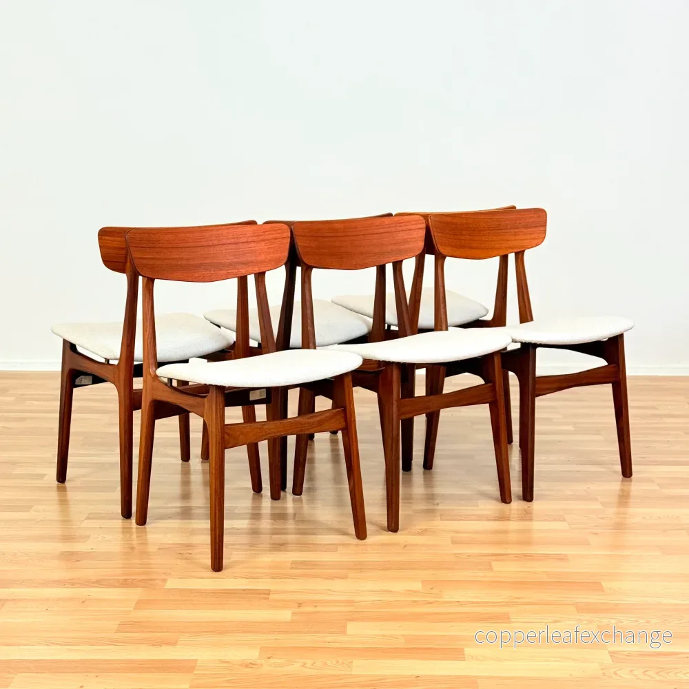 Danskt set med 6 matstolar i teak av Schiønning & Elgaard Danskt set med 6 matstolar i teak av Schiønning & Elgaard