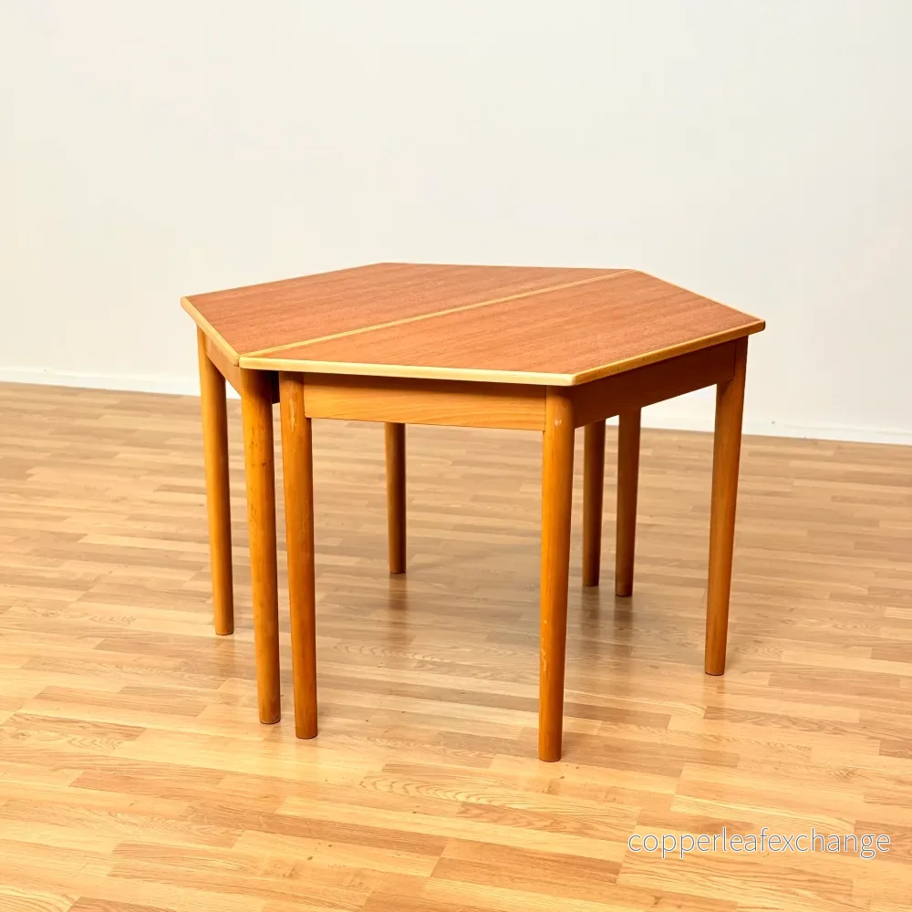 Svenskt oktagonalt matbord i teak och bok från Bjärnum möbelfabrik Svenskt oktagonalt matbord i teak och bok från Bjärnum möbelfabrik