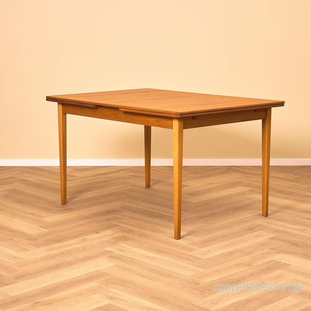 Svenskt rektangulärt matbord i teak och bok Svenskt rektangulärt matbord i teak och bok