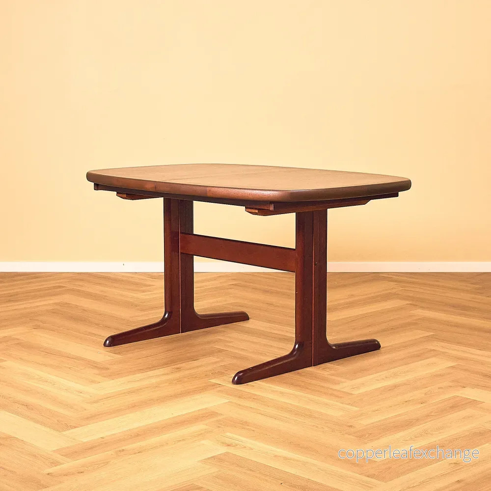 Danish dining table in mahogany by Skovby Danish dining table in mahogany by Skovby