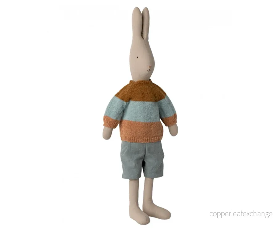 Maileg – Kanin pojke, med stickad randig tröja och byxor, bunny size 5