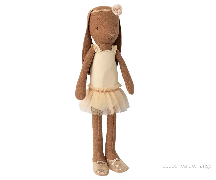 Maileg – Ballerina kläder vit och ballerinaskor, storlek 2 till kanin, ballerinaklänning cream i tyll, hårband, skor och klänning - Bild 2