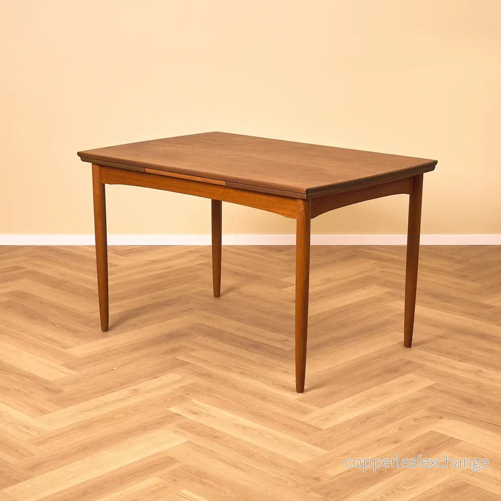 Danskt rektangulärt matbord i teak Danskt rektangulärt matbord i teak