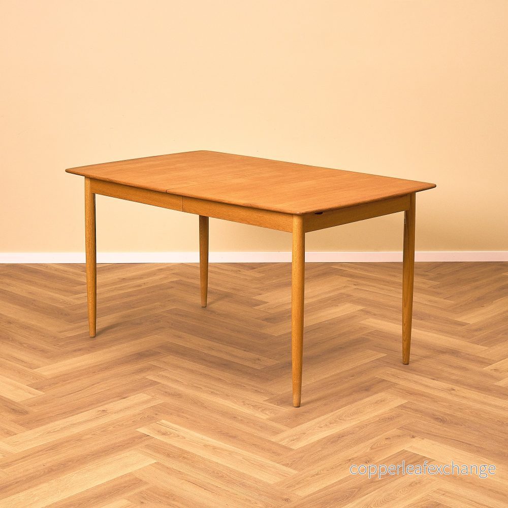 Svenskt matbord i teak och ek från AB Lammhults möbler