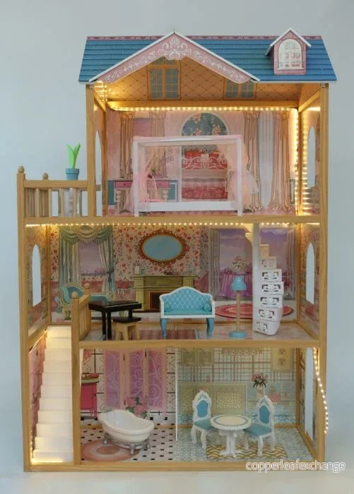 Trädockhus Emily med LED-lampor - Bild 2