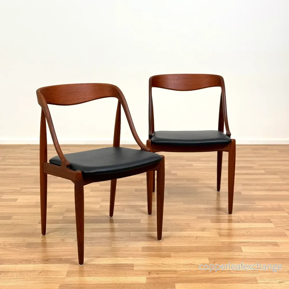 Set om 2 matstolar i teak av Johannes Andersen för Uldum, 1950-60-tal, Danmark