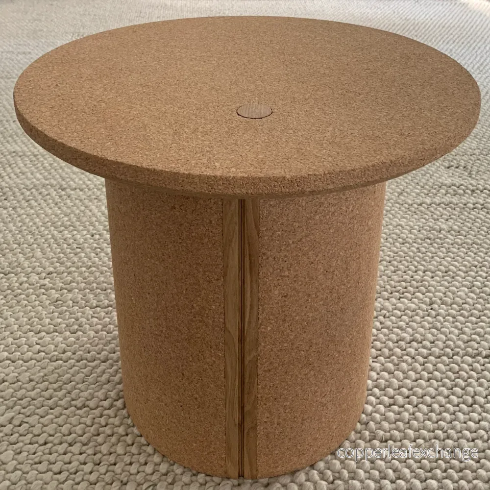 &cirkulär® pelarbord® i kork natur & ek natur, med hål och plugg i ek. H=40 cm. D= 45 cm. &cirkulär® pelarbord® i kork natur & ek natur, med hål och plugg i ek. H=40 cm. D= 45 cm.