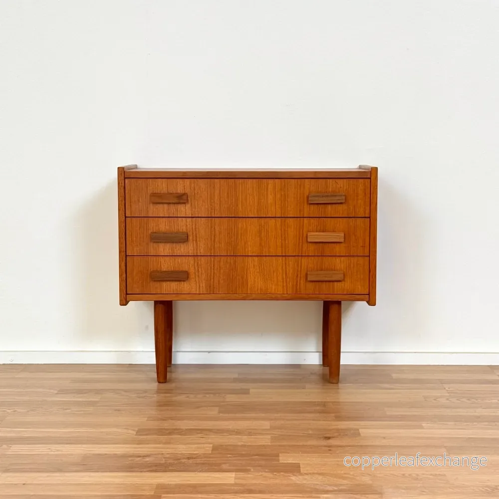 Byrå med 3 lådor i teak av Ejsing Møbelfabrik A/S, 1950-60-tal, Danmark